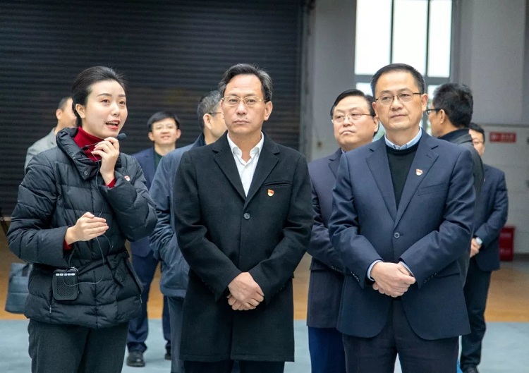 李江（中）在成都航空职业技术学院调研..jpg