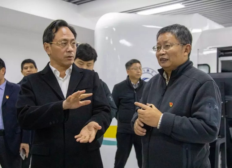 李江（前排左一）在四川铁道职业学院调研并与学校负责人交谈..jpg