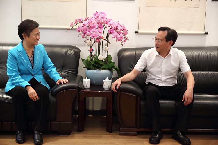 四川省教育厅厅长李江看望教师代表